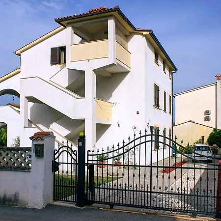 Lejlighed With Parking Space - 7295